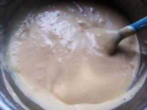 用刮刀翻拌均匀