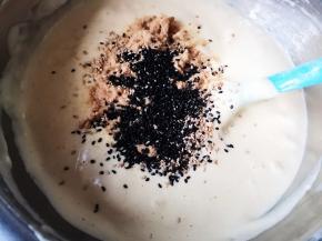 加入10克肉松和黑白芝麻各5克