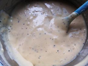 用刮刀翻拌均匀