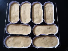 将蛋糕糊倒入纸模，用力震几下