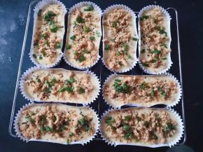 表面撒肉松、芝麻和葱末