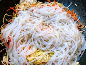 放入粉条快速给粉条炒散