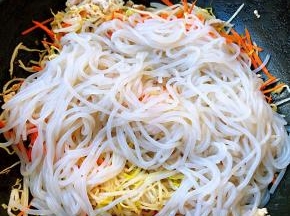 放入粉条快速给粉条炒散