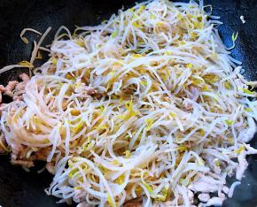 放入豆芽倒入醋大火快速翻炒均匀