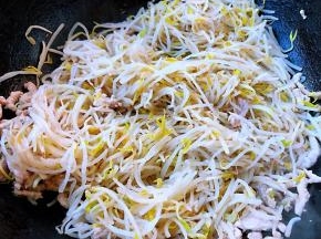 放入豆芽倒入醋大火快速翻炒均匀