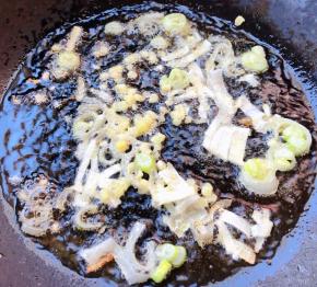 锅中倒入底油加热放入葱、姜爆香