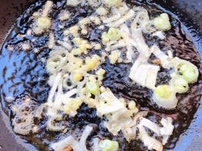 锅中倒入底油加热放入葱、姜爆香