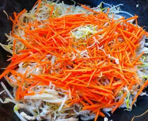 放入胡萝卜丝翻炒均匀