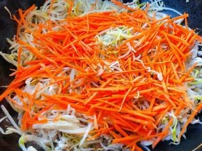 放入胡萝卜丝翻炒均匀