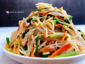 鲜嫩爽口的韭菜粉条炒豆芽装入盘中