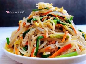 鲜嫩爽口的韭菜粉条炒豆芽装入盘中