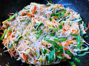 最后放入盐和味精调味均匀即可出锅享用