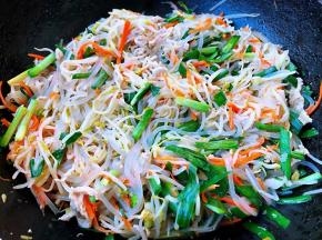 最后放入盐和味精调味均匀即可出锅享用