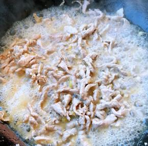 放入鲜肉丝放入少许盐再放入少许水翻炒至肉肉变色