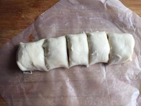 从一边卷起，切成5段