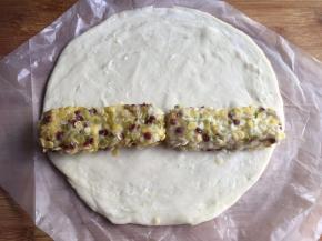 取其中一张放上2根芝士牛肉棒