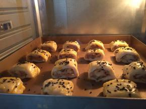 放入预热好的烤箱，180度 20-25分钟即可