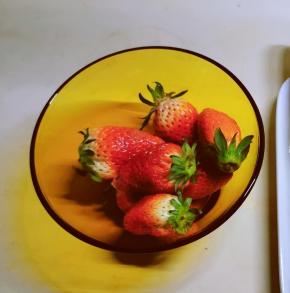 草莓清洗干净备用