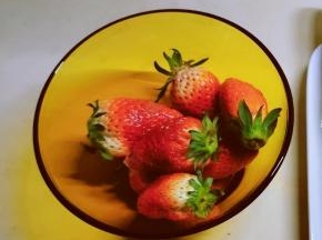 草莓清洗干净备用