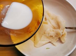 倒入牛奶