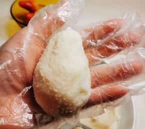 让山药泥完全包裹住草莓