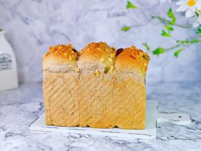 烤好后取出，趁热脱模。