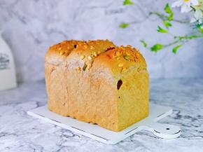 加了黑全麦，丰富了吐司的口感同时，营养更均衡。