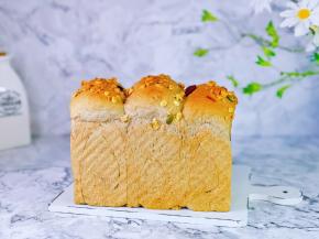 我认为在家庭烘焙面包中，吐司最易做的。