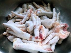 一只鸡爪剁成三块洗净备用