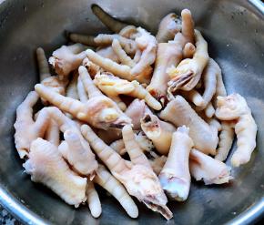 焯好水的鸡爪立即放入冷水中冲洗干净