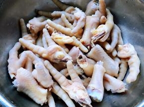 焯好水的鸡爪立即放入冷水中冲洗干净