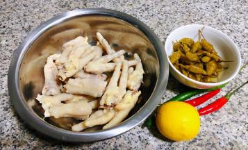 准备原材料鸡爪、泡椒、柠檬