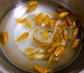 泡椒还有原汁原味的汤汁放入容器中再放入调味料盐、糖、醋、柠檬汁、味精搅拌均匀