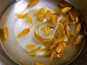 泡椒还有原汁原味的汤汁放入容器中再放入调味料盐、糖、醋、柠檬汁、味精搅拌均匀