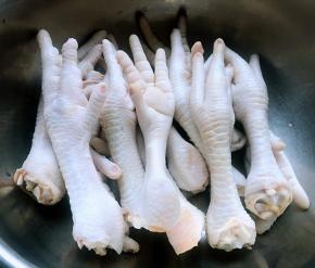 在超市买到新鲜的凤爪回来剪去指甲洗净