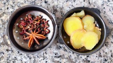 切好的姜片、花椒、八角放入调味盒中