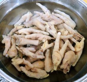 煮好的鸡爪先用冷水冲洗干净再用冷水浸泡半小时后沥干水份