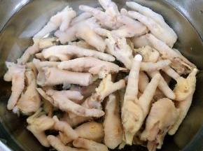 煮好的鸡爪先用冷水冲洗干净再用冷水浸泡半小时后沥干水份