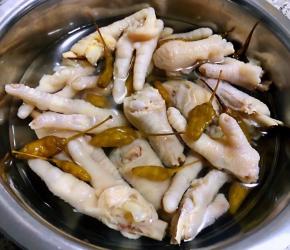 鸡爪放入调好的汤汁中盖上保鲜膜或放在密封的容器中放入冰箱冷藏二十四小时