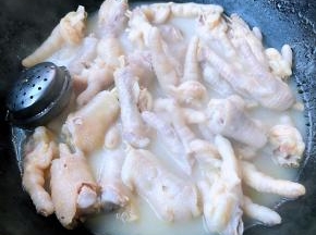 锅中倒入清水放入鸡爪、调味料酒大火煮至鸡爪熟透而不软烂即可