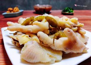 混搭着小菜、黑米粥、无花果一起吃味道棒极了