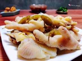 混搭着小菜、黑米粥、无花果一起吃味道棒极了