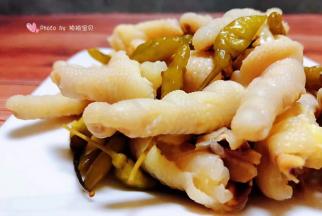 腌制入味的泡椒鸡爪装入盘中就大功告成了