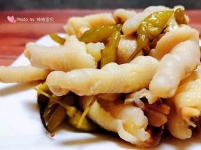 腌制入味的泡椒鸡爪装入盘中就大功告成了