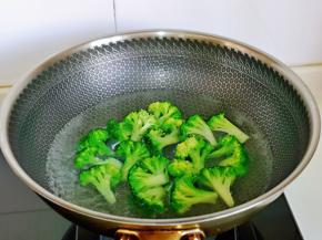 西蓝花焯水，锅中水烧开，下西蓝花大火烧开，捞出过凉水。