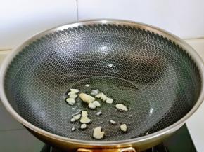 起油锅，加入蒜末炒香。