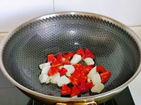 再加入红椒和山药块翻炒。