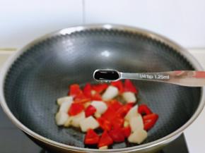 加入生抽翻炒，将山药和红椒炒熟。