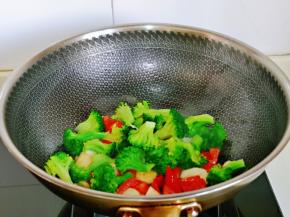 再加入焯水的西蓝花。