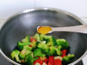 加入一小勺鲜鸡汁。